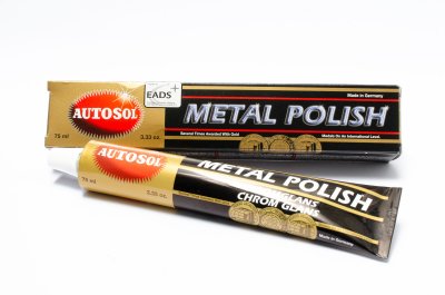 A polish for metals and materials like brass, copper, chrome, for boats, decorative hardware and ceramic hobs