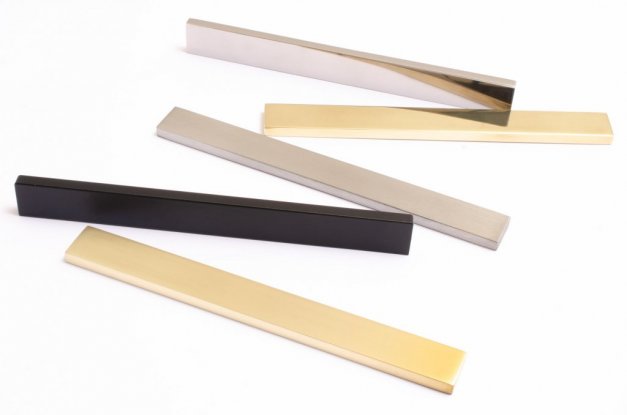 Handtag Clean Cut 180 är ett handtag som passar för köksluckor och lådor eller garderoben. Finns i polerad och borstad mässing,