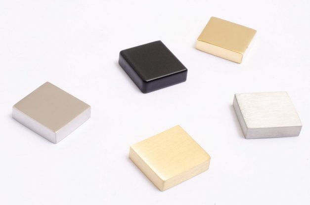 Knopp Clean Cut 22 passar för kökslådor, köksluckor eller byråer. Finns i polerad och borstad mässing, koppar, rostfritt stål