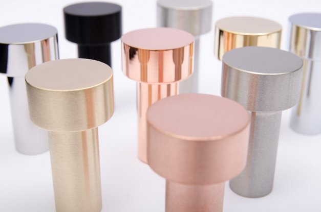 Dot 55 hängare i borstad mässing, polerad mässing, borstad koppar, polerad koppar, svart, borstad rostfri, polerad rostfri, krom