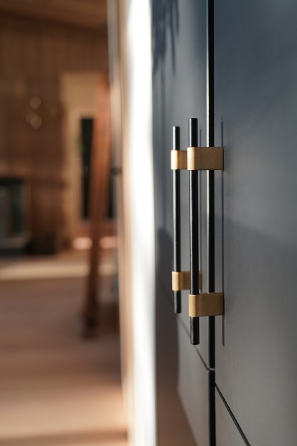 Handtag Line Big Mix 314 <BR> borstad mässing / svart aluminium