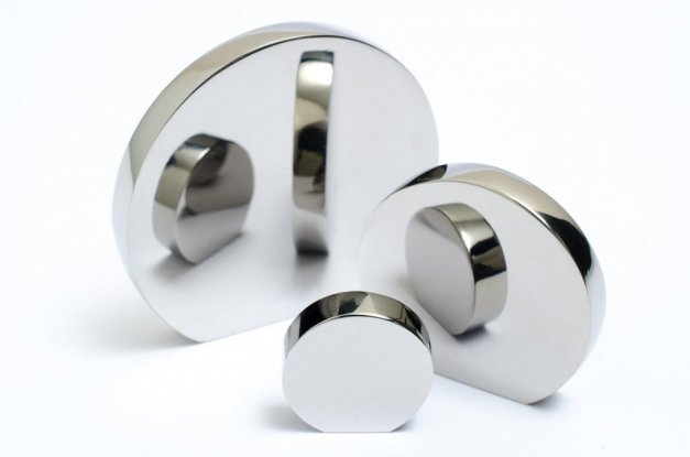 Globe knoppar i olika storlekar i polerat rostfritt stål