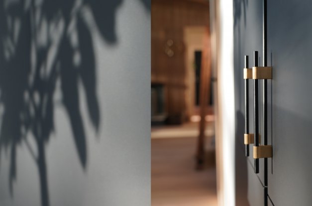 Handtag Line Big Mix 314 <BR> borstad mässing / svart aluminium