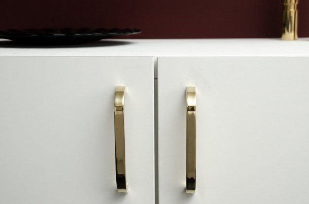 Slim handtag i polerad mässing på lucka