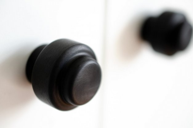 Knopp Hip 30 <br> svart aluminium