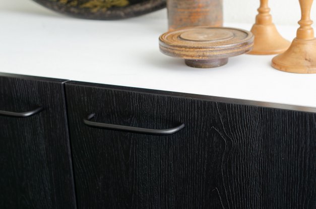 Cabinet Pull Grip 136 <br> black lacquer