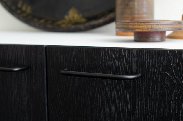 Cabinet Pull Grip 136 <br> black lacquer