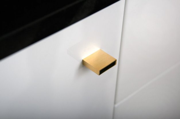 Knopp Clean Cut 22 polerad mässing passar för kökslådor, köksluckor eller byråer.