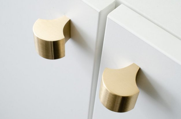 Knopp Feather 28 <BR> borstad mässing