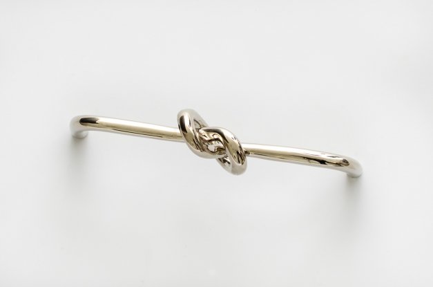 möbelhandtag med knut i polerad nickel