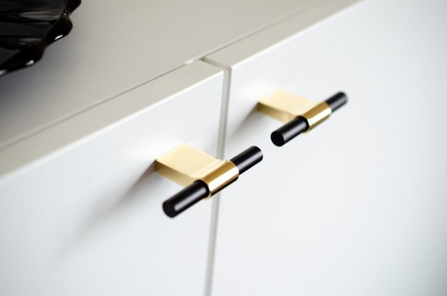 Knopp Line Mix 60 <BR> polerad mässing / svart aluminium