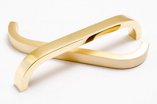 fina handtag i polerad mässing
