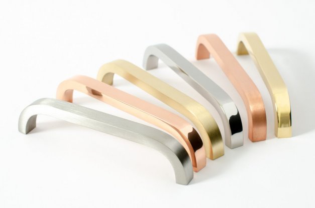 Handtag Slim 136 passar för kökslådor, köksluckor och garderoben. Finns i polerad och borstad mässing, koppar, rostfritt stål