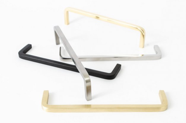 Smalt tunt elegant handtag i mässing rostfritt svart. cc-mått 128mm Mässingshandtag, handtag rostfritt, svart handtag.